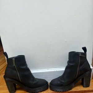 Dr. Martens heeled ankle boots sz 6